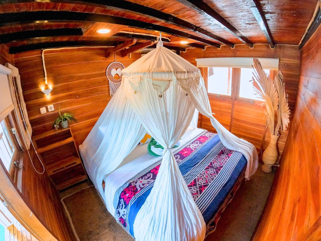 Honeymoon cabin for Lexxy Phinisi Komodo booking