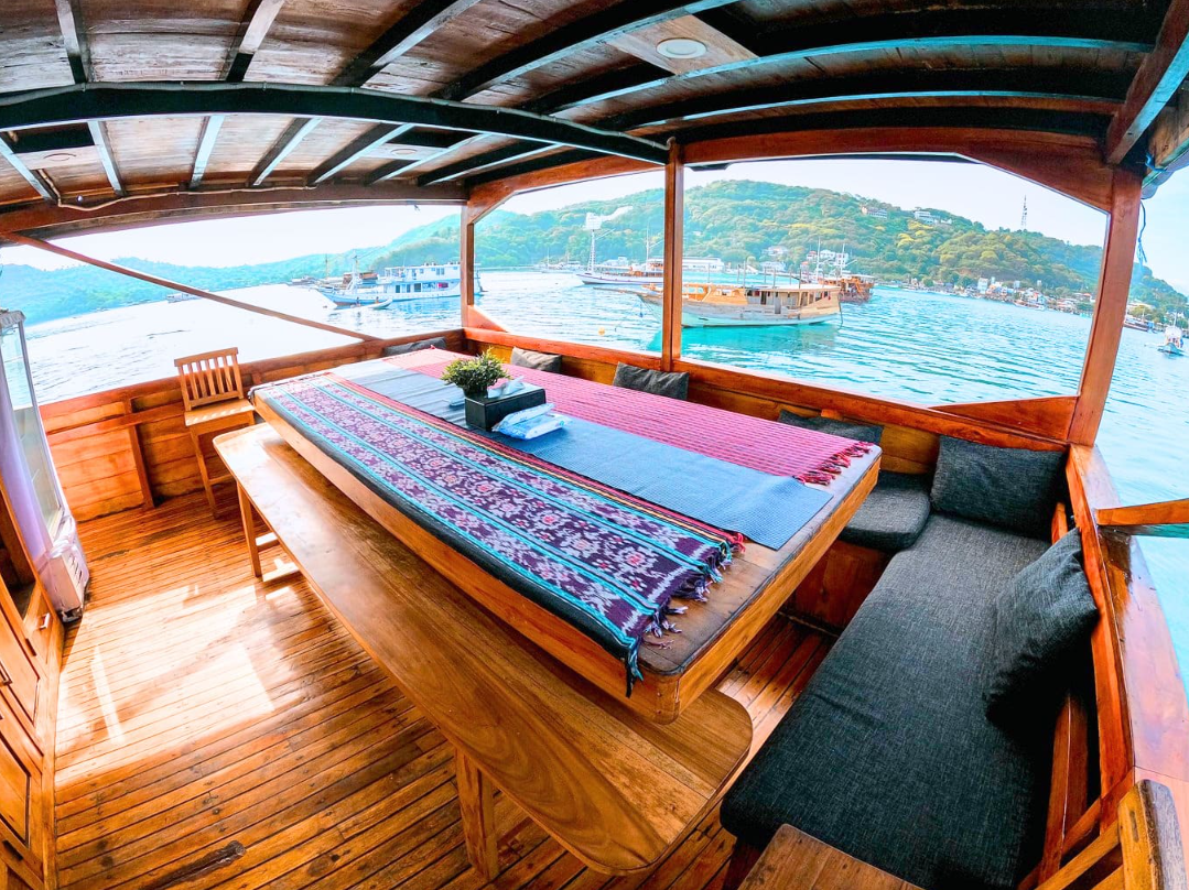 Honeymoon cabin for Lexxy Phinisi Komodo booking