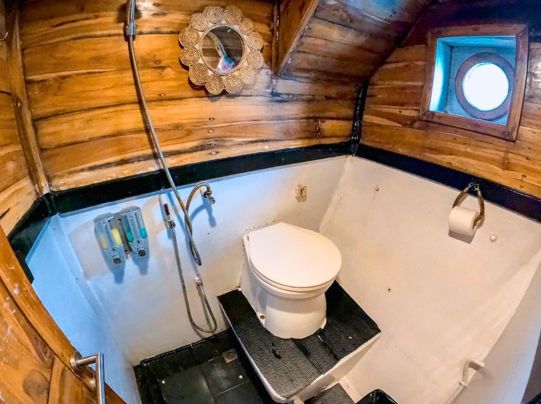 Honeymoon cabin for Lexxy Phinisi Komodo booking