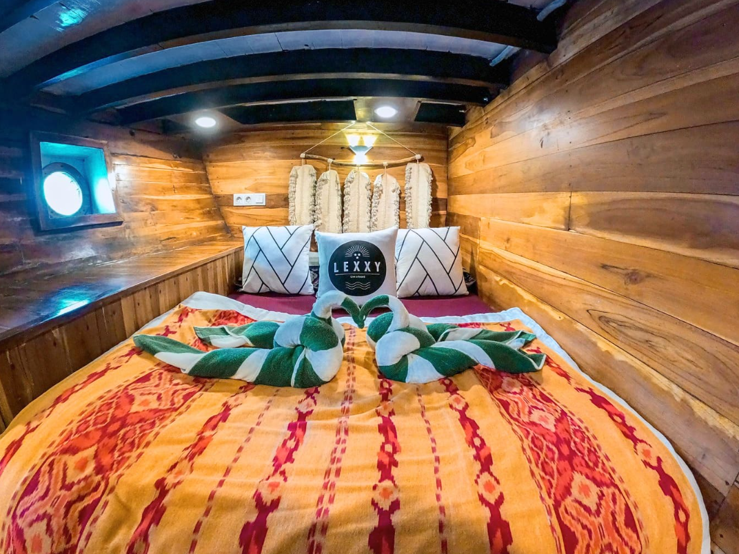 Honeymoon cabin for Lexxy Phinisi Komodo booking