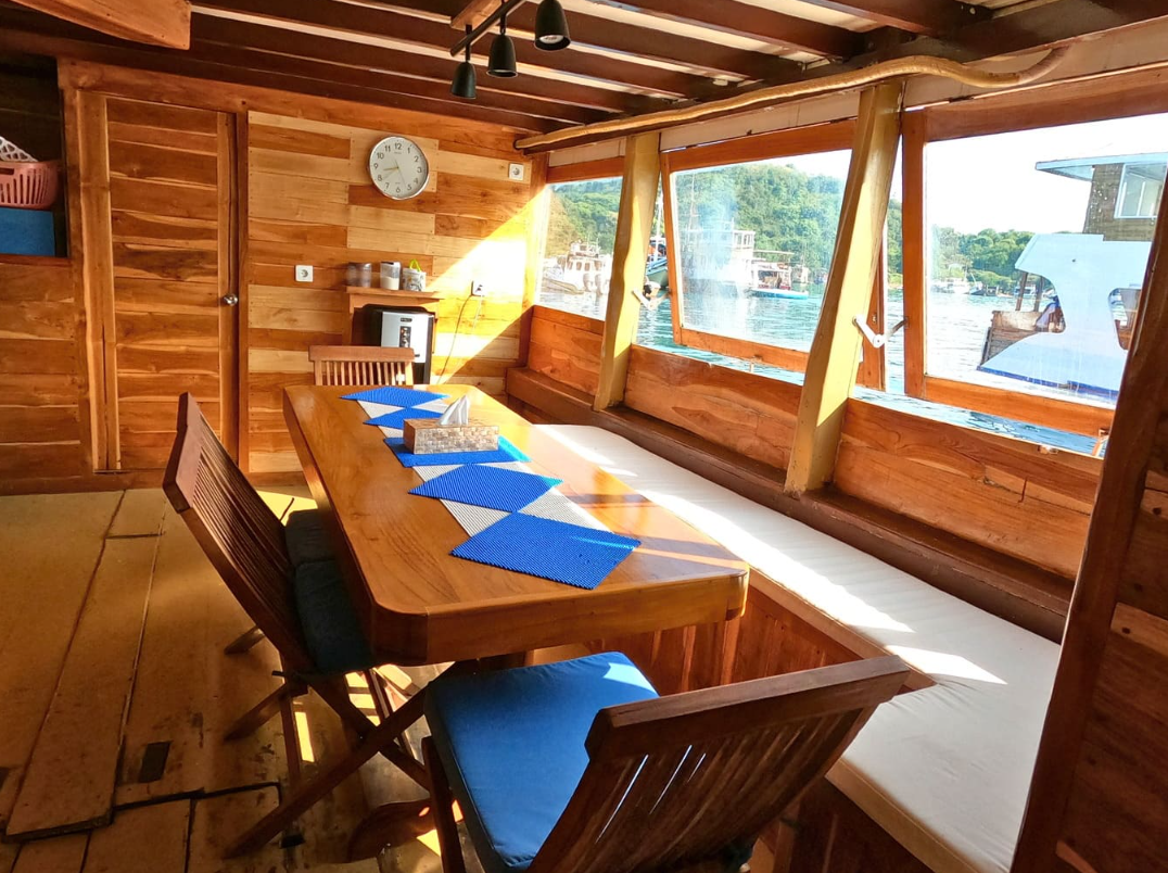 Marvelous Deluxe Private Phinisi Charter Labuan Bajo