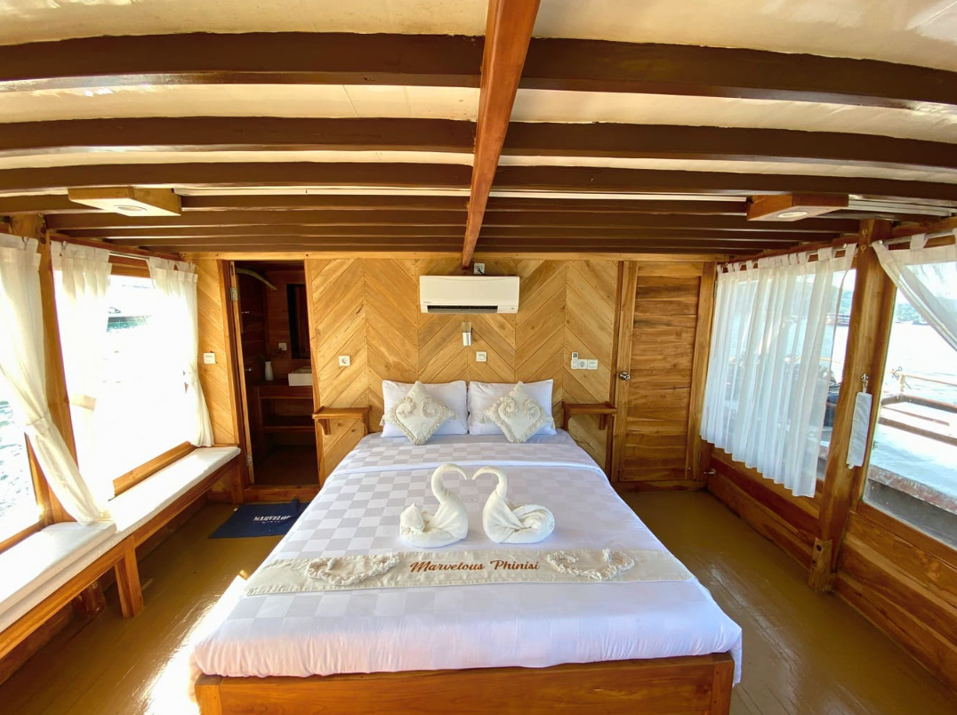 Marvelous Deluxe Private Phinisi Charter Labuan Bajo