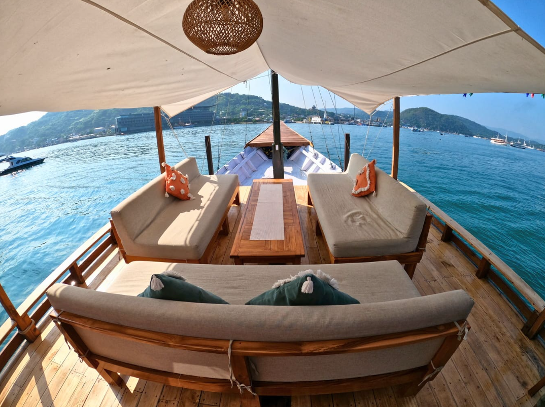 Marvelous Deluxe Private Phinisi Charter Labuan Bajo
