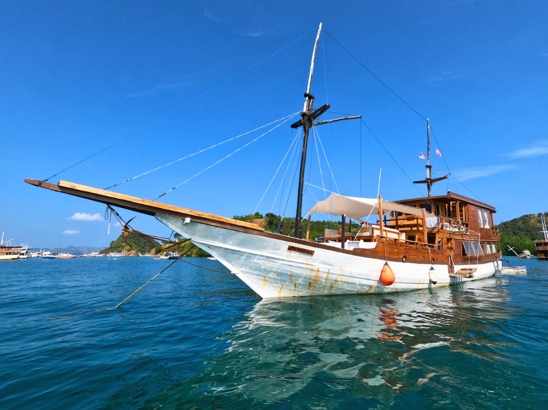 Marvelous Deluxe Private Phinisi Charter Labuan Bajo