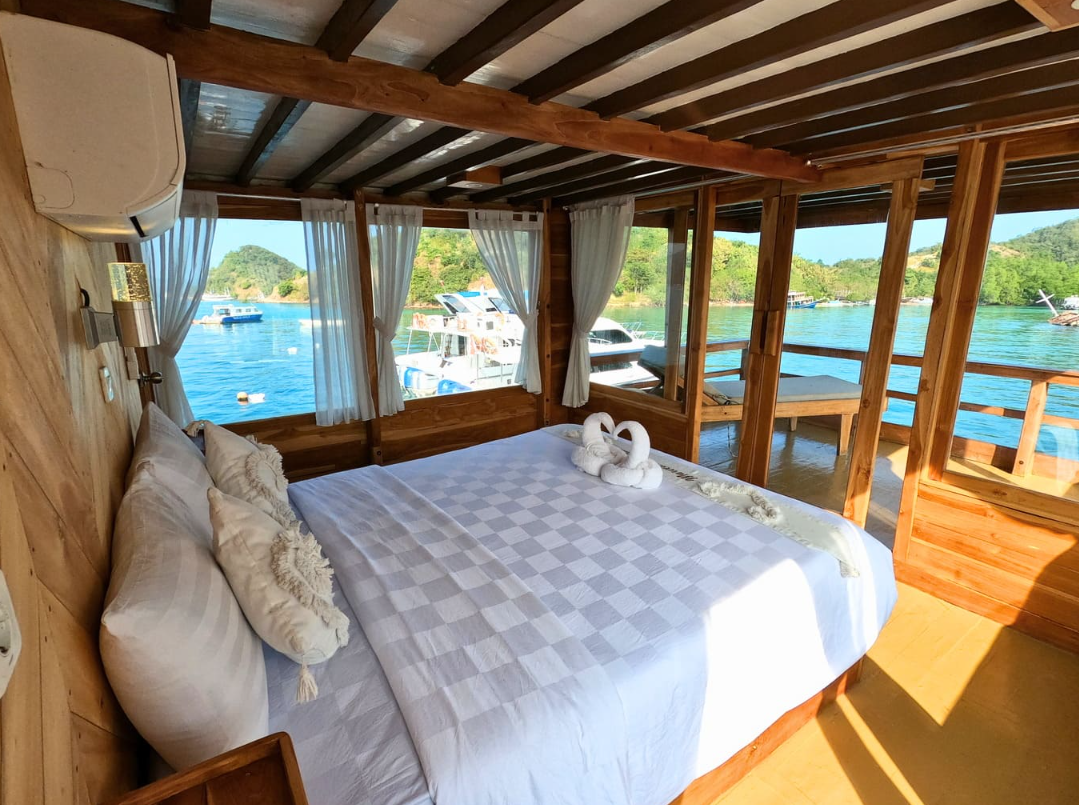Marvelous Deluxe Private Phinisi Charter Labuan Bajo