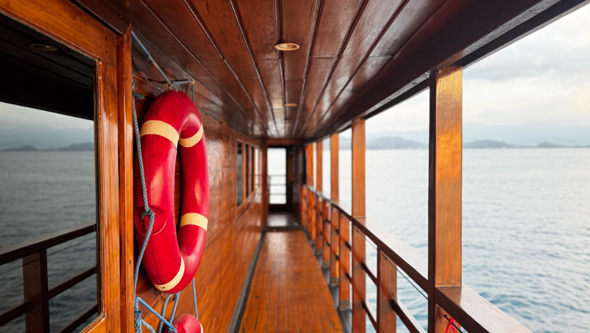 Radea Phinisi luxury charter booking - Master Cabin Balcony