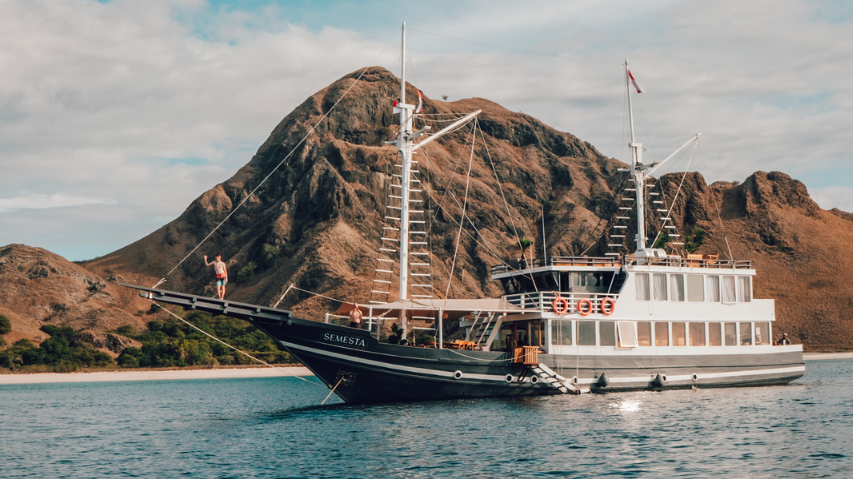 Semesta Luxury Phinisi Booking 2026 - Moon Suite with Private Jacuzzi