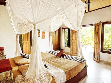 Swimming pool with water slide The Tanis Beach Resort Nusa Lembongan 4