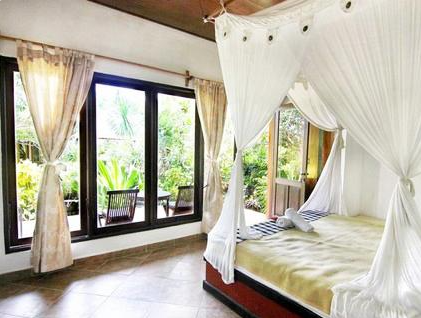 Swimming pool with water slide The Tanis Beach Resort Nusa Lembongan 6