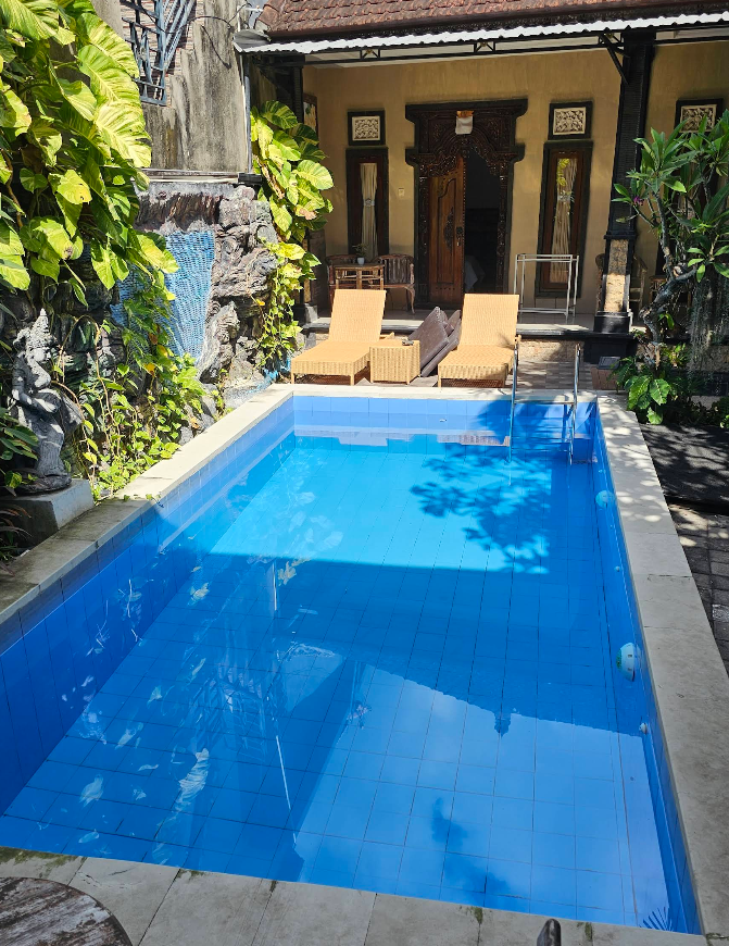 The Mel Homestay entrance and lush garden 2