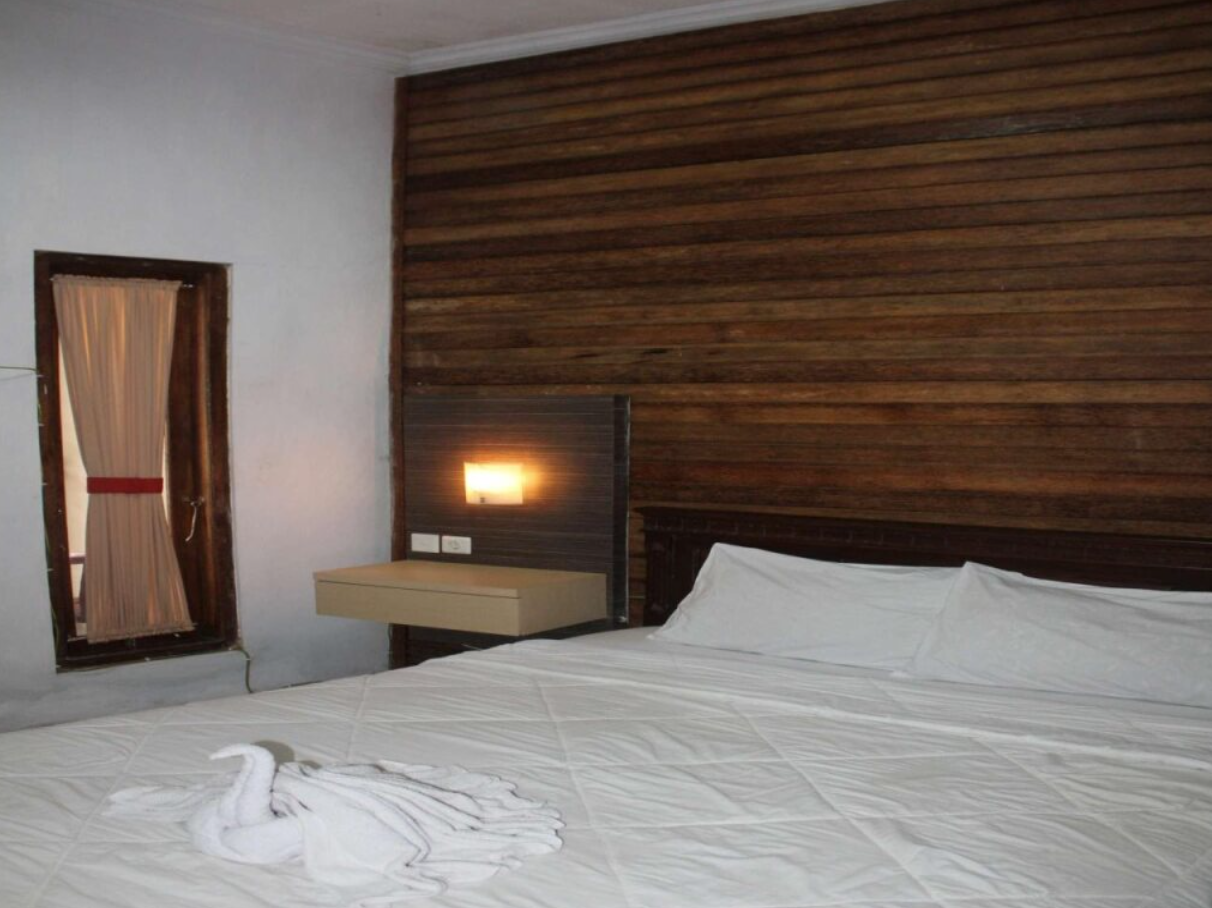 The Mel Homestay entrance and lush garden 3