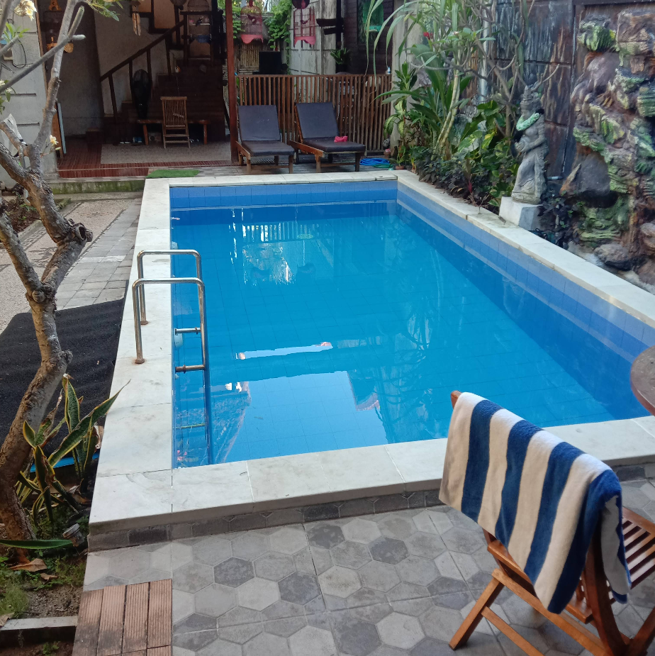 The Mel Homestay entrance and lush garden 4