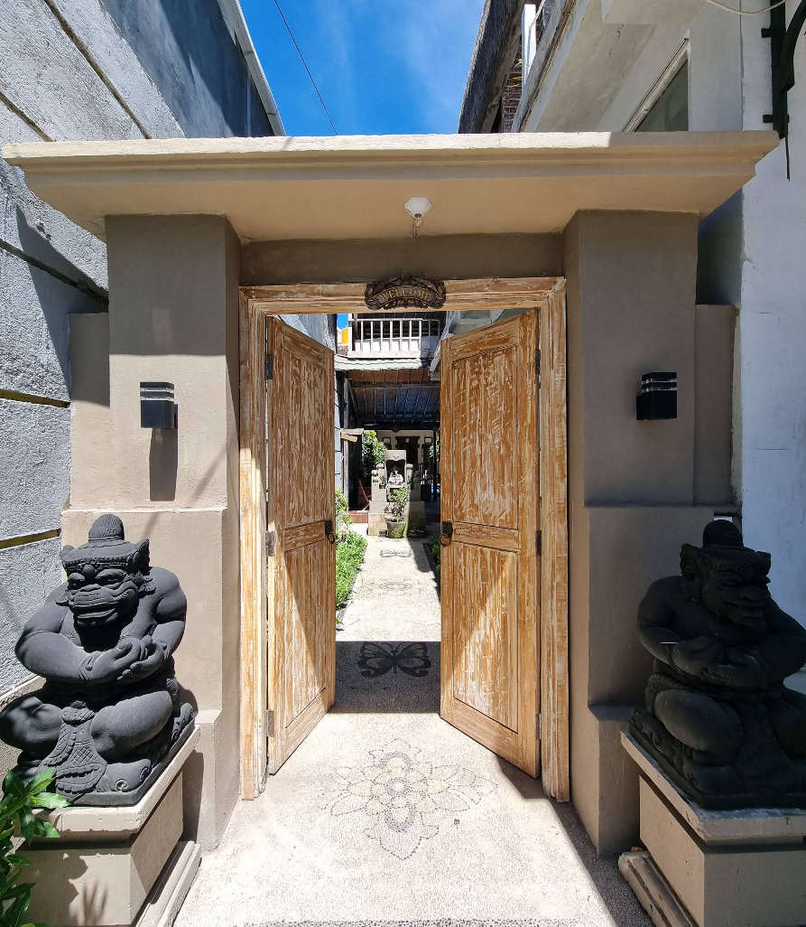 The Mel Homestay entrance and lush garden 6