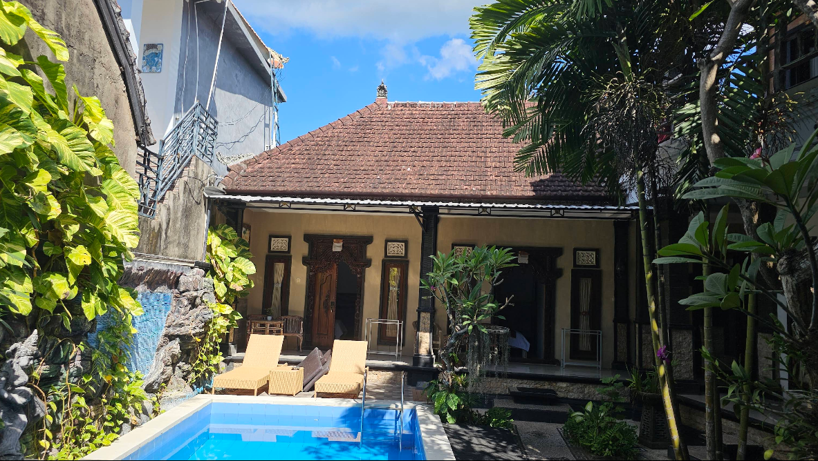 The Mel Homestay entrance and lush garden 8