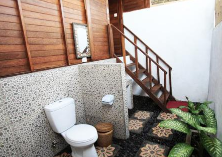 Traditional alang-alang hut view when you Book Sunset Coin Lembongan Cottages 13