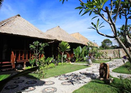 Traditional alang-alang hut view when you Book Sunset Coin Lembongan Cottages 2