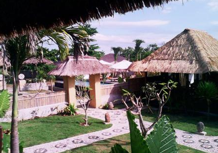 Traditional alang-alang hut view when you Book Sunset Coin Lembongan Cottages 7