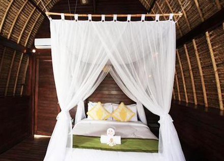 Traditional alang-alang hut view when you Book Sunset Coin Lembongan Cottages 9