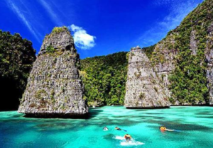 Travelers looking to book 5 day Raja Ampat tour visiting Kri Island