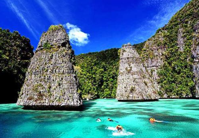Travelers looking to book 5 day Raja Ampat tour visiting Kri Island