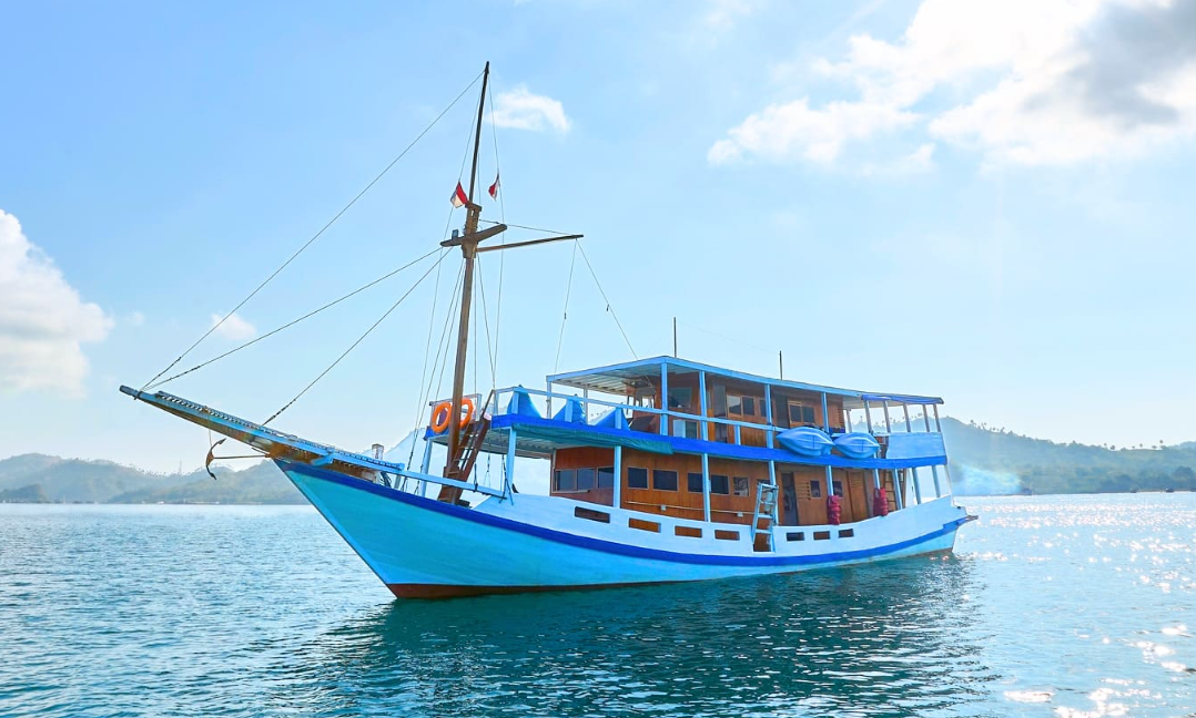 Why Choose Our Private Komodo Boat Charter for 14 Pax