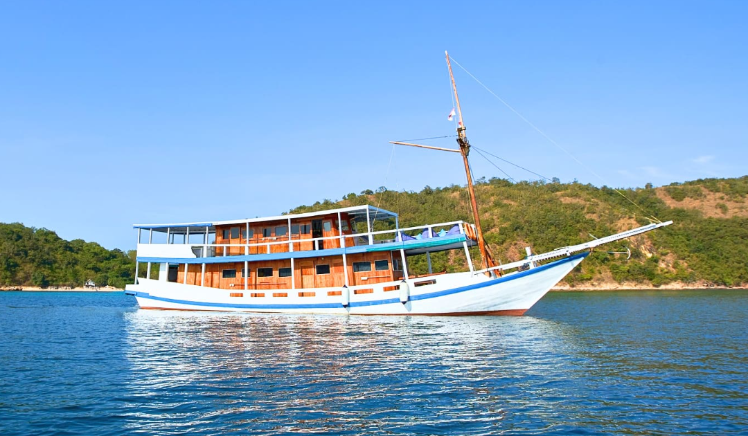 Why Choose Our Private Komodo Boat Charter for 14 Pax