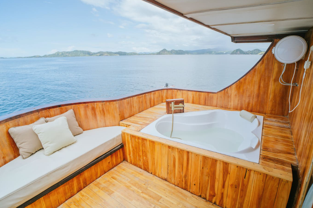 book Zada Nara Luxury Phinisi Charter 2026