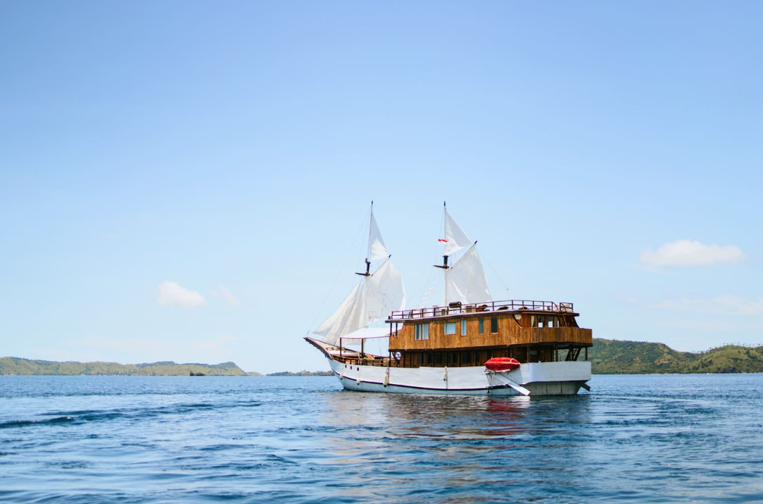 book Zada Nara Luxury Phinisi Charter 2026