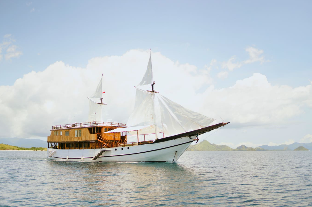 book Zada Nara Luxury Phinisi Charter 2026