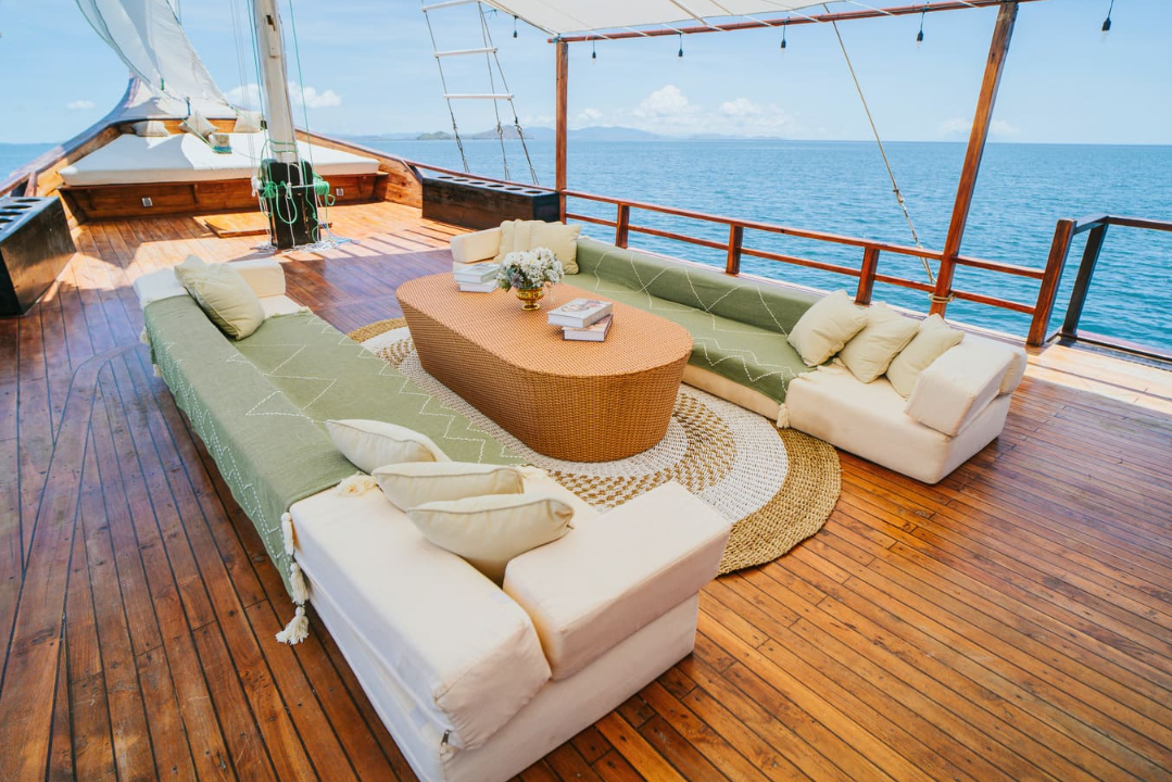 book Zada Nara Luxury Phinisi Charter 2026