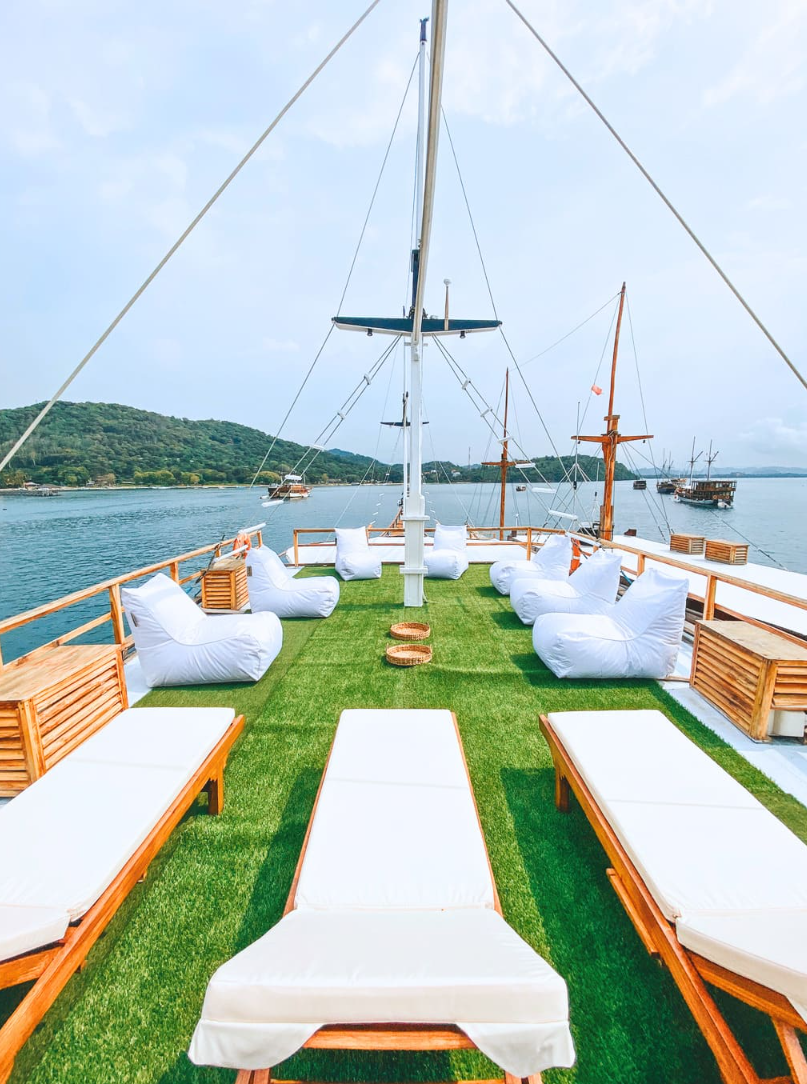 book Zada Nara Luxury Phinisi Charter 2026