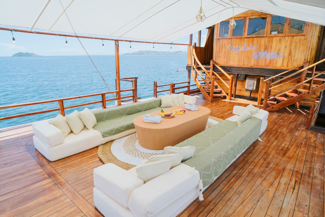book Zada Nara Luxury Phinisi Charter 2026