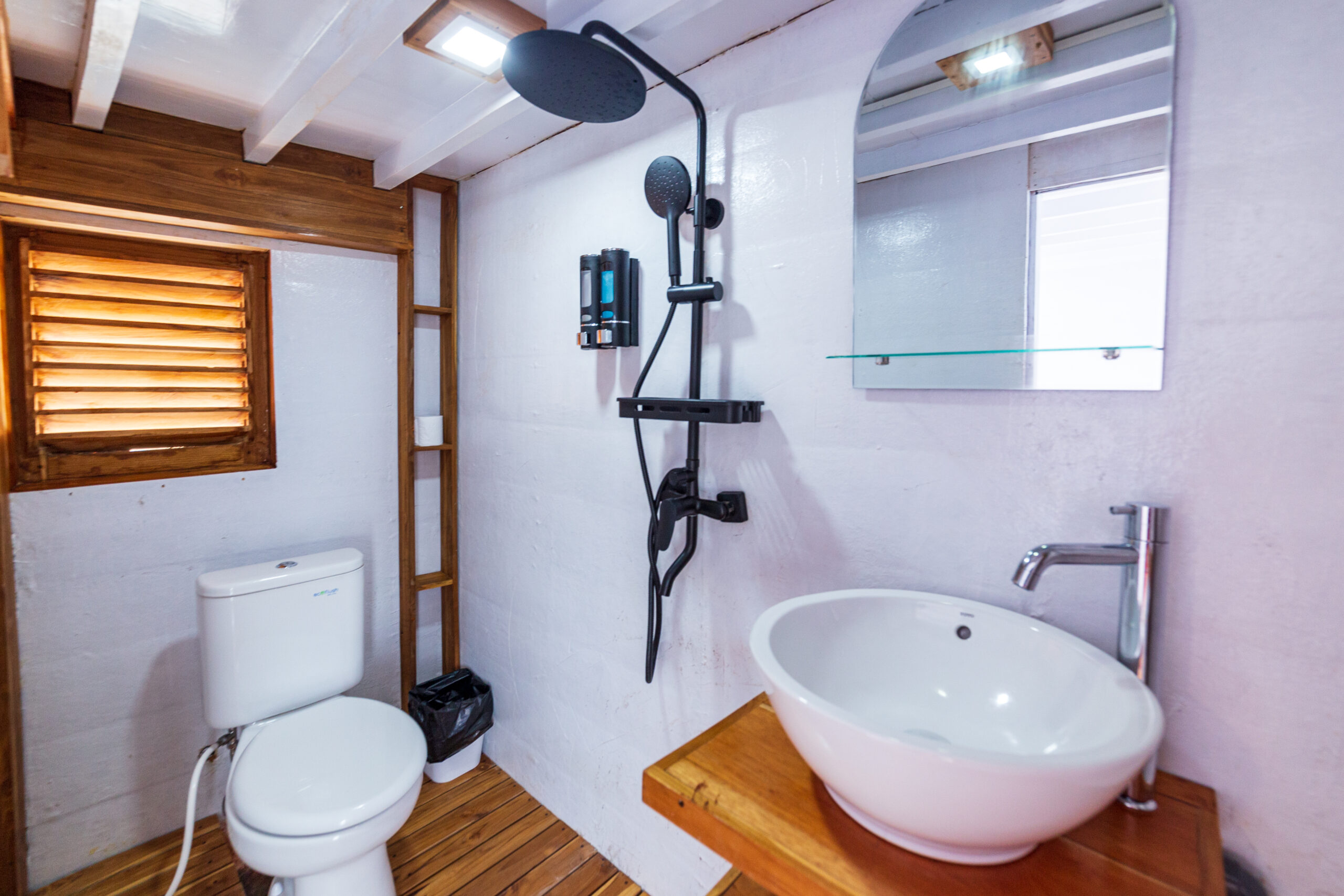 Komodo Phinisi Charter with Master Cabin Ocean View