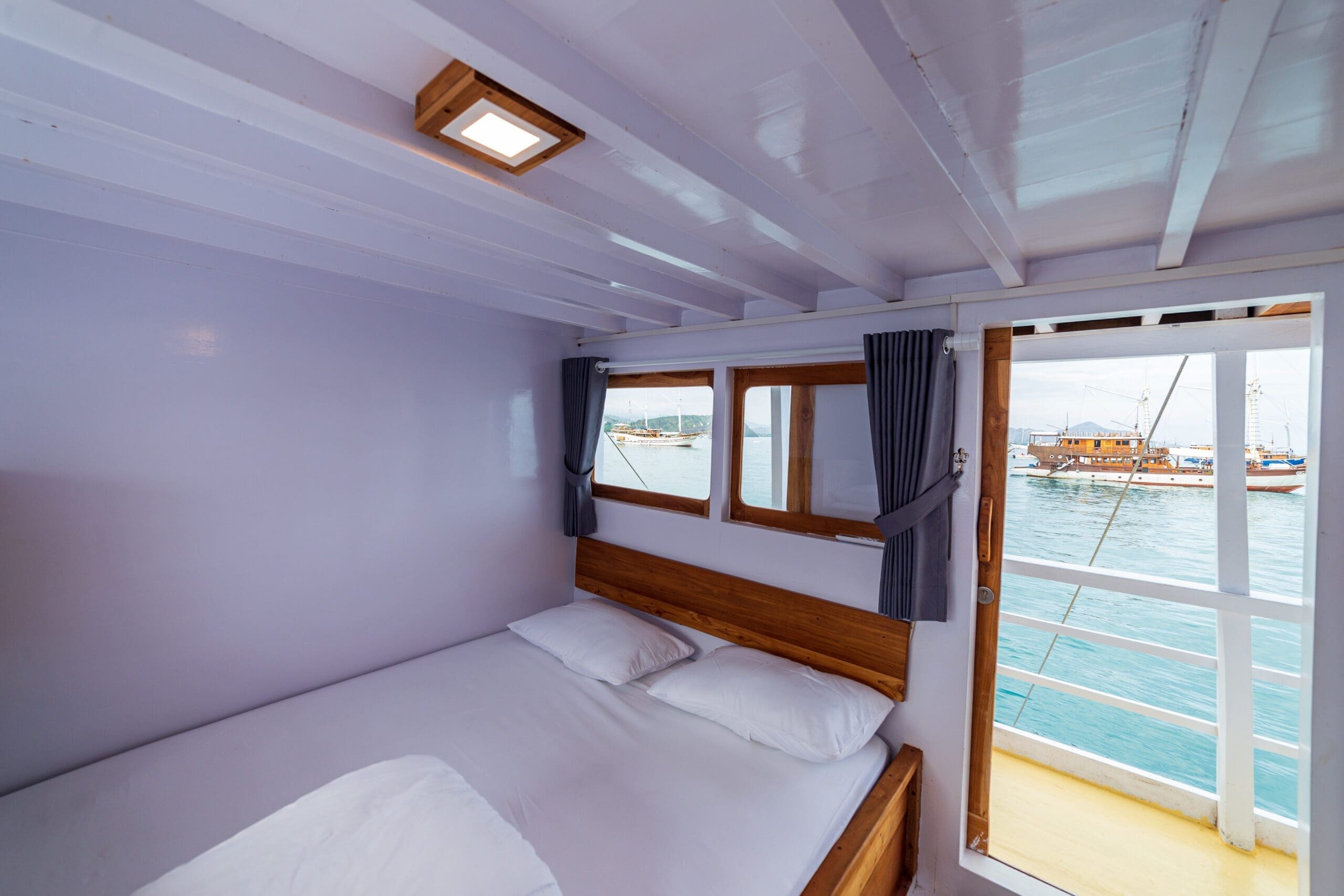 Komodo Phinisi Sailing Package